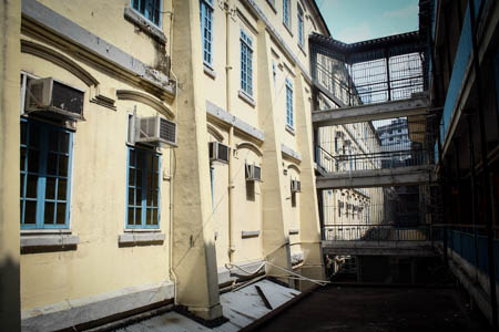 Barrack Block is supported at the back by a buttress. It is also connected by a bridge to the neighbouring Ablutions Block