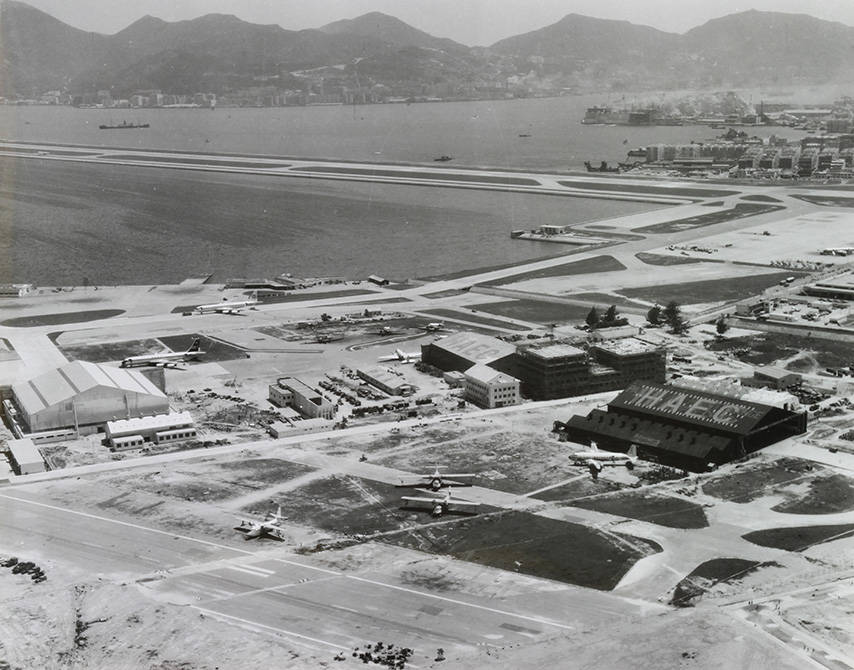 圖中機庫外的草地原為舊07/25跑道的草坪，昔日被港機員工用作球場。