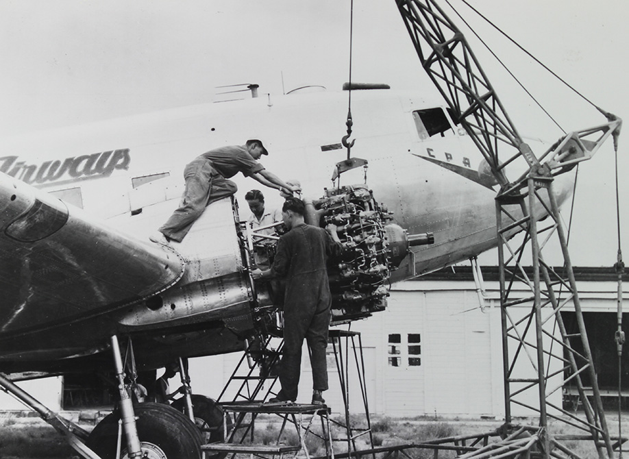 港機員工為國泰DC-3更換引擎。