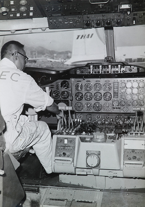 在飛機駕駛室內啟動引擎進行測試。