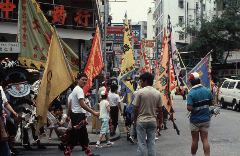 旗旛色彩繽紛，令巡遊隊伍倍添生氣