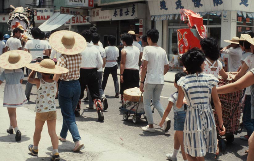 男女老幼，一起巡遊