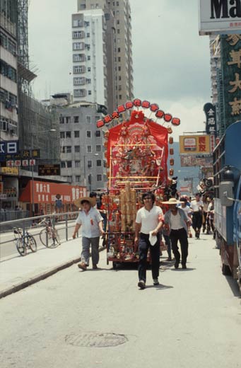 巡遊隊伍前往運動場